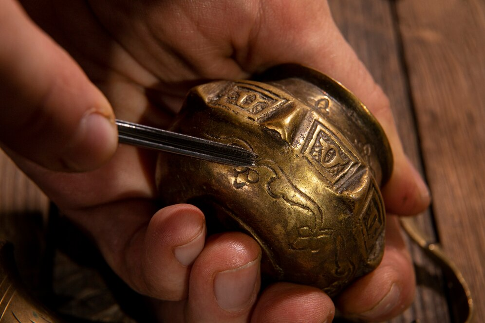 Латунное литье в декоративном искусстве: традиционные мотивы и современные интерпретации