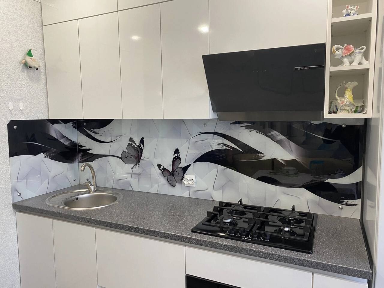 Зеркала и стеклянные скинали в интерьере: современный подход к дизайну и практичности